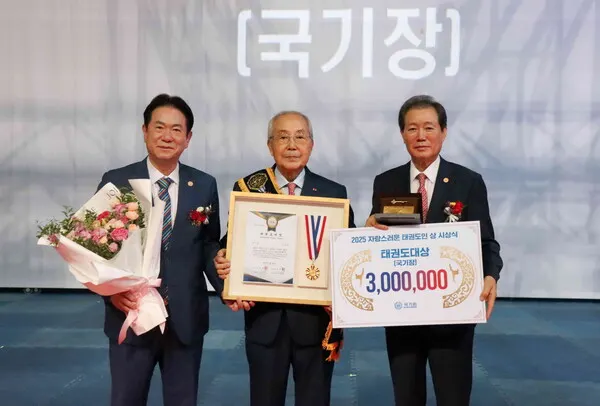 태권도 대상(국기장)을 받은 김영태 기술고문(가운데)이 수상 후 기념사진을 촬영하고 있다 (사진_국기원)