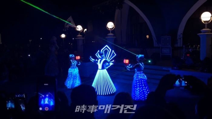크레믈 성 야간개장 공연 (사진=극단 낯선사람, PLAY BUS 세계공연유랑프로젝트)