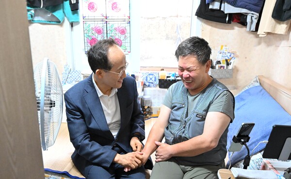 추경호 대구시장이 11일 올여름 들어 처음으로 내려진 폭염경보에 쪽방촌을 찾아 냉방 여건이 취약한 주민들의 안전을 직접 점검했다.(사진_대구시)