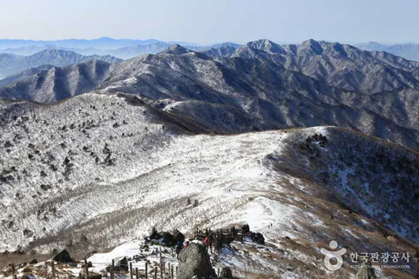 상고대, 눈스케치, 추위날씨 (사진출처=한국관광공사) 무주 덕유산은 눈꽃과 주목 구경은 물론 관광곤돌라로 정상 부근 설천봉까지 단숨에 갈 수 있어 남녀노소 다양한 연령대로 구성된 가족 여행객들에게 인기다. 설천봉에서 덕유산 최고봉인 향적봉(1614m)까지 약 20분이면 닿는다.