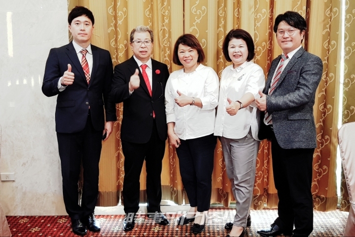 사진_(좌측부터) 글로벌직업전문학원 본부장 김호중, 시사매거진 회장 김길수, 자이시(嘉義市) 시장 황민훼이(黃敏惠 huáng mǐn hùi), 총재 장시우화(張秀華 zhāng xìu huá), HV인터내셔널 대표 이종일