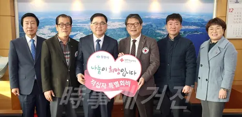 허성무 창원시장, 김종길 대한적십자사 경남지사 회장에게 적십자 특별회비 300만원 전달 (사진제공:창원시청)