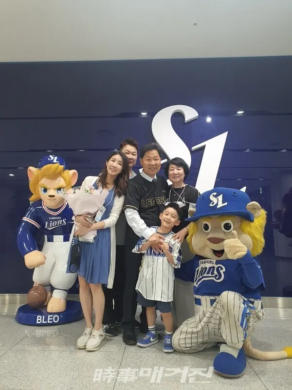이만수 이사장과 가족들(사진_헐크파운데이션)