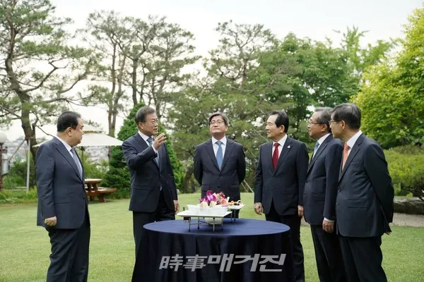 지난 21일 서울 한남동 국회의장 공간에서 열린 '국회의장 초청 만찬' 행사에 참석한 문재인 대통령과 문희상 국회의장, 김명수 대법원장, 유남석 헌법재판소장, 정세균 국무총리, 권순일 중앙선거관리위원장이 대화를 하고 있다.(사진_국회)