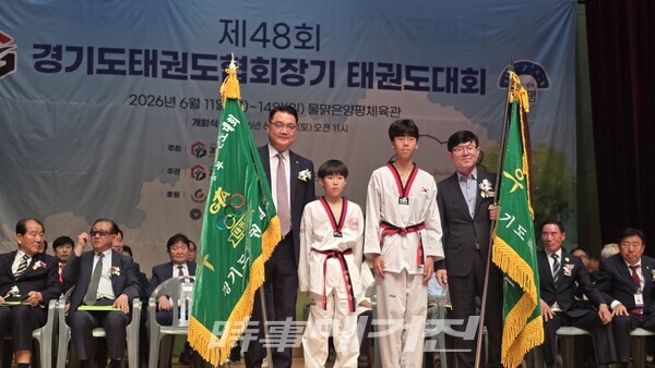 우승기 반환 기념사진 (사진 박경환 기자)