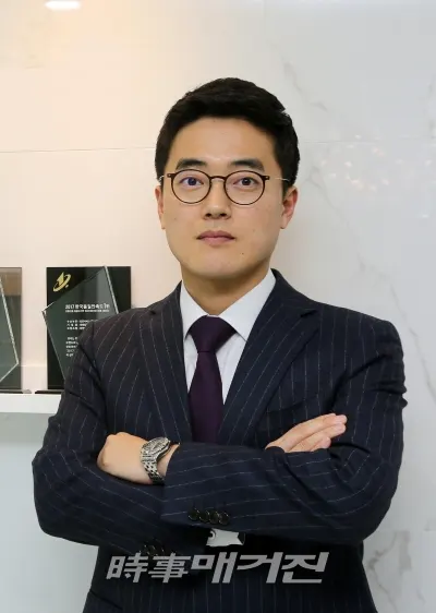 (사진_이현중 변호사) 이현중변호사는 현재 더앤 법률사무소에서 형사 전문 변호사로서 활동하고 있으며, 서울송파경찰서와 서울영등포경찰서 여성청소년과 전문위원을 맡고 있다