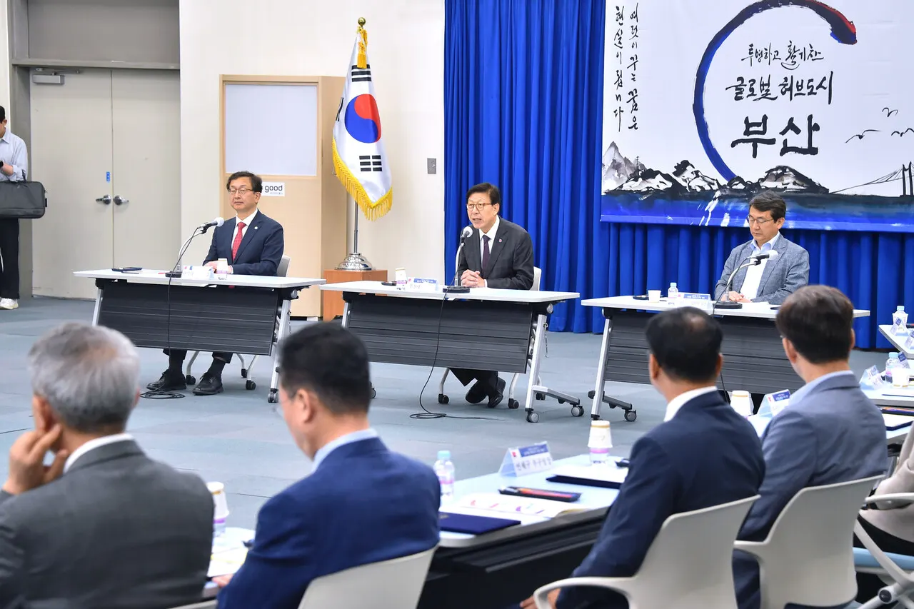 31일 부산시가 시청 대회의실에서 '투명하고 활기찬 글로벌 허브도시 부산' 선언식을 개최했다. 선언식에는 부산시 전 공공기관이 참여해 함께 만들어나가는 청렴도시 부산을 다짐했다. (사진_부산시)