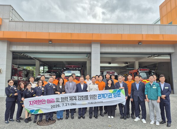 21일 기장군의회 의원들이 기장소방서를 찾아 재난 대응 현황과 건의 사항을 청취한 뒤 소방 관계자들과 기념촬영을 하고 있다.(사진_기장군의회)