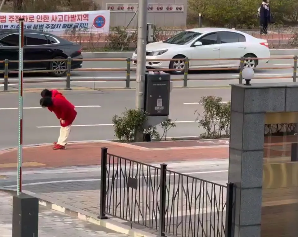 김정용구의원의 협박성 갑질로 경비원이 동영상 촬영한 국민의 힘 자원봉사자 캡처.(사진_제보자)