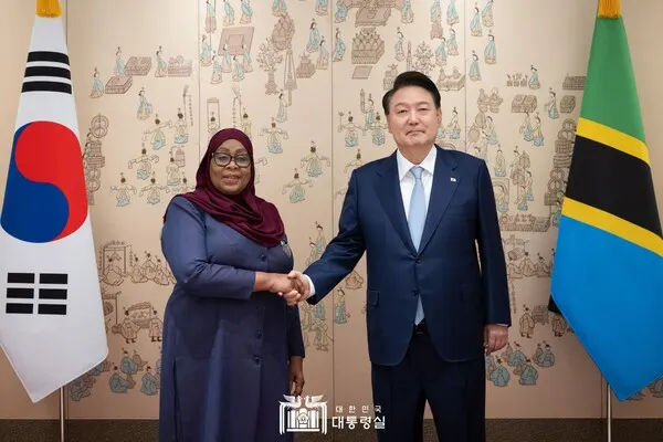 윤석열 대통령이 2일 서울 용산 대통령실 청사에서 열린 한·탄자니아 정상회담에 앞서 사미아 술루후 하산 탄자니아 대통령과 기념촬영을 하고 있다.(사진_대통령실)