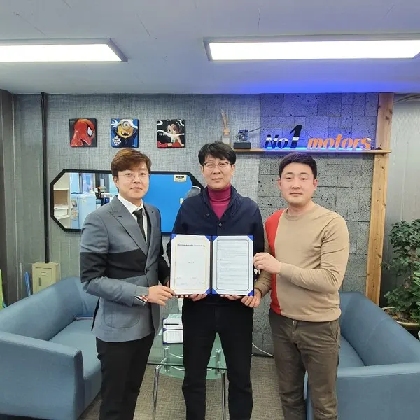 좌로부터)앤드그룹 박현수 대표와 반여강매매단지 김경환 위원장과 넘버원모터스 김태완 대표