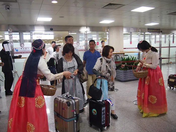 도와 제주관광공사는 마츠야마 전세기 취항을 기념하며 제주공항 국제선 도착 대합실에서 일본인 관광객 환영 현수막을 게재하고 기념품을 배포하는 등의 환영행사를 개최했다.(사진_제주관광공사)