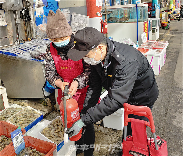 광주 남부소방서, 전통시장 화재예방 10년경과 노후소화기 교체 홍보(사진_광주 남부소방서)