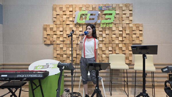(사진 = 가수 이리안 / 충북교통방송 제공)