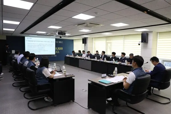 공단 본사 5층 대회의실에서 공단 및 협력업체 노·사대표가 기념촬영을 하고 있다.(사진_부산시설공단)