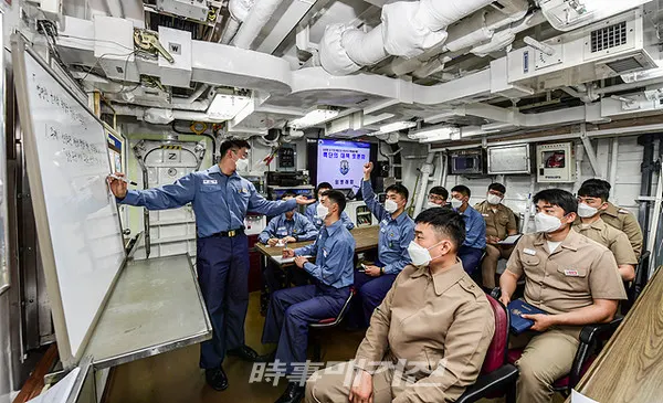 [시사매거진/광주전남=송상교 기자] 5월 1일 전 해군에서 ‘엄정한 군 기강 및 경계작전태세 확립을 위한 특단의 대책 토론회’가 진행된 가운데 1함대 소속 임병래함 장병들이 승조원 식당에서 ‘군기강 확립을 위한 선진화된 해군상 신념화 및 행동화’를 주제로 활발한 토론을 벌이고 있다.(사진_해군1함대)