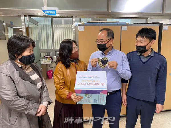 광주광역시 동구청은 “지산2동은 최근 관내 6개 행정복지센터에 희망일자리사업 일환으로 제작한 천 마스크와 마스크 줄 300개를 전달했다”고 21일 밝혔다.(사진_광주광역시 동구청)