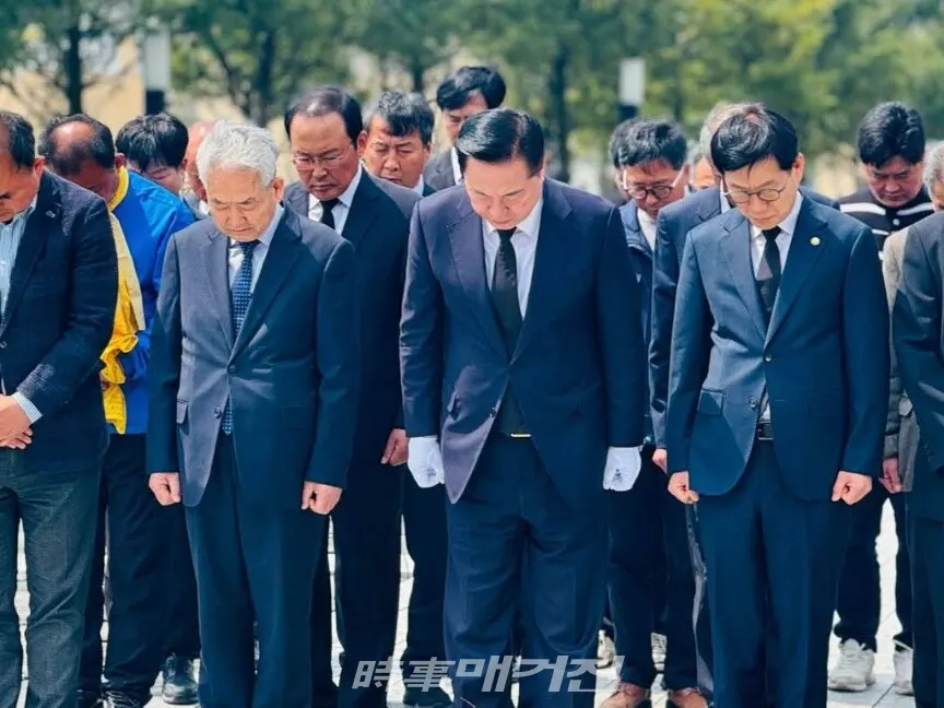 노무현 대통령 묘역 참배하는 김 전의원.(사진_김두관 선대위)