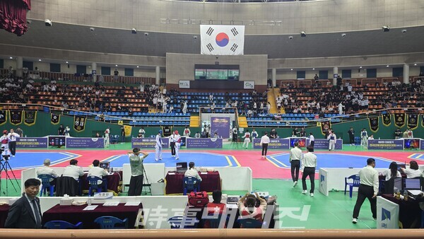 제61회 대통령기 전국 단체대항 태권도대회 진행되고 있는 구례실내체육관 (사진 이성만 기자)