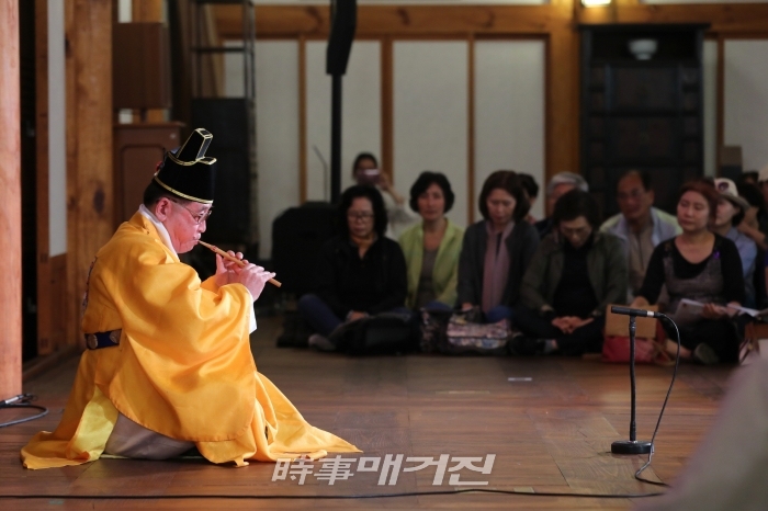 26일 국회 사랑재에서 열린 무형문화재 정재국 명인 초청, 가을 밤 ‘국회 사랑재 한마당’ 공연에서 정재국 명인의 공연(사진_국회)
