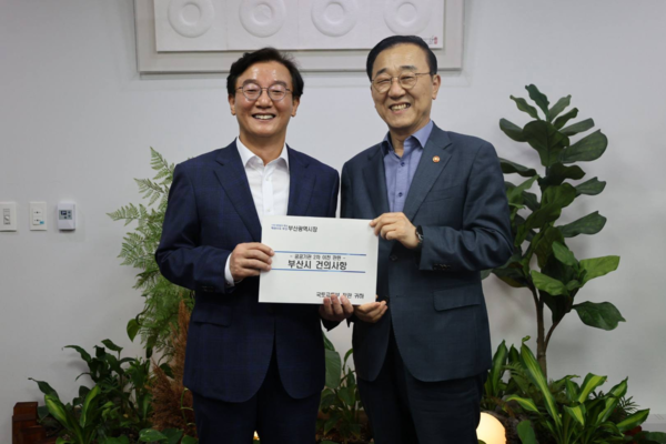 전재수 시장과 김윤덕 국토교통부 장관의 접견 모습. (사진_부산시)