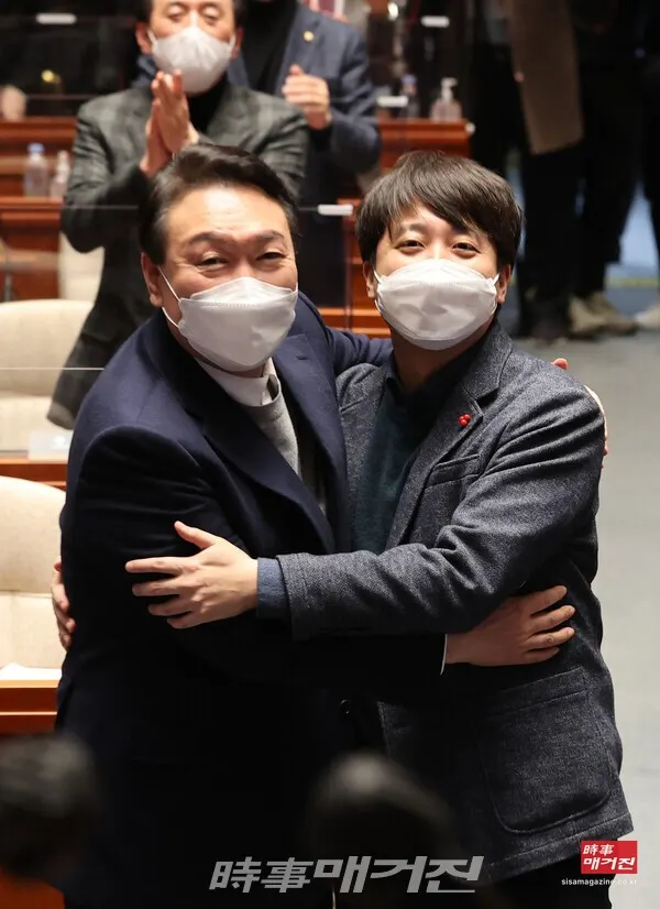 윤석열 국민의힘 대선 후보와 이준석 대표가 지난달 6일 오후 서울 여의도 국회에서 열린 의원총회에서 포옹하고 있다.(사진_뉴시스)