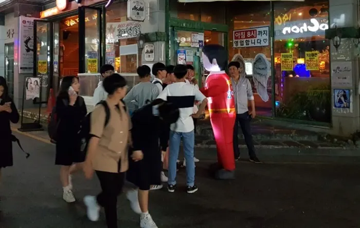 지난 1일 이근열 군산시장 후보가 수송동 롯데마트 뒤 상가 거리를 돌아다니며 젊은이들을 대상으로 이번 선거에 참여해 소중한 한표를 행사할 것을 부탁했다.(사진제공=이근열 후보 사무소)