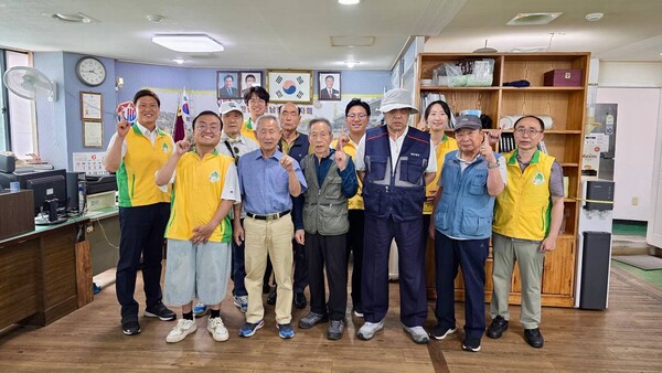 지난 23일 신천지자원봉사단 부산서부지부가 대한민국월남전참전자회 사하구지회를 방문한 가운데 보훈회원들과 기념촬영을 하고 있다.(사진_신천지 자원봉사단 부산서부지부)