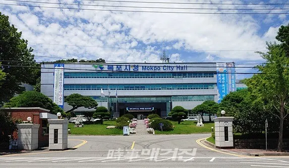 목포시는 ”귀성객과 시민이 건강하고 안전한 추석 연휴를 보낼 수 있도록 ‘추석 연휴기간 비상진료대책’을 추진한다“고 밝혔다.사진은 목포시청 청사 전경이다.(사진_송상교기자)