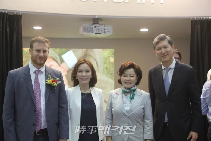 19일 강남구 코엑스에서 열린 '2019 서울국제도서전' 헝가리 주빈국 개막식이 끝난 후 기념촬영을 하고 있는 주한헝가리대사 내외. 왼쪽부터 초머 모세 주한헝가리대사 내외, 소설 <목민심서> 황인경 작가, 한중문화센터 노재헌 원장(사진_시사매거진)