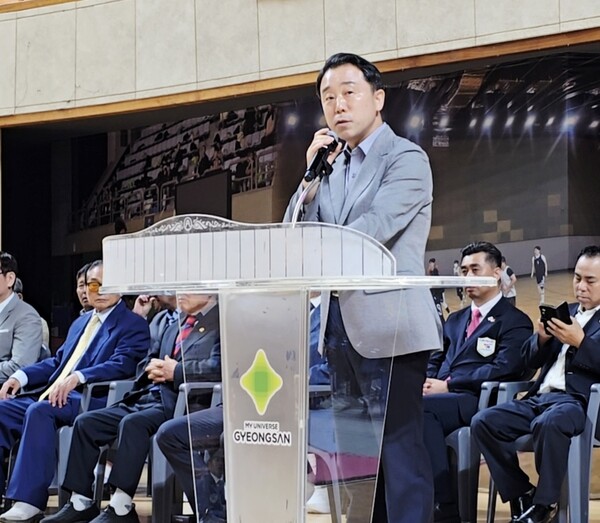 대회장인 정수권 경산교육지원청 교육장이 제19회 경산교육지원청 교육장배 태권도대회에서 대회사를 하고 있다. (사진_경산시태권도협회)