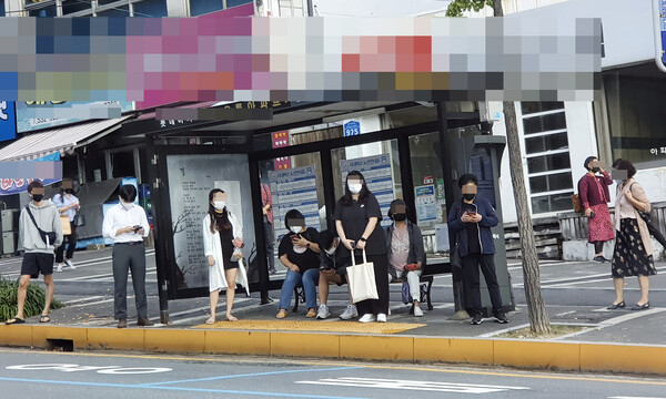 대전 시내버스 노사협상이 결렬돼 30일 첫차부터 파업에 돌입된 가운데 대전 서구 한 버스정류장에서 마스크를 쓴 채 출근하려는 시민들이 버스를 기다리고 있다.