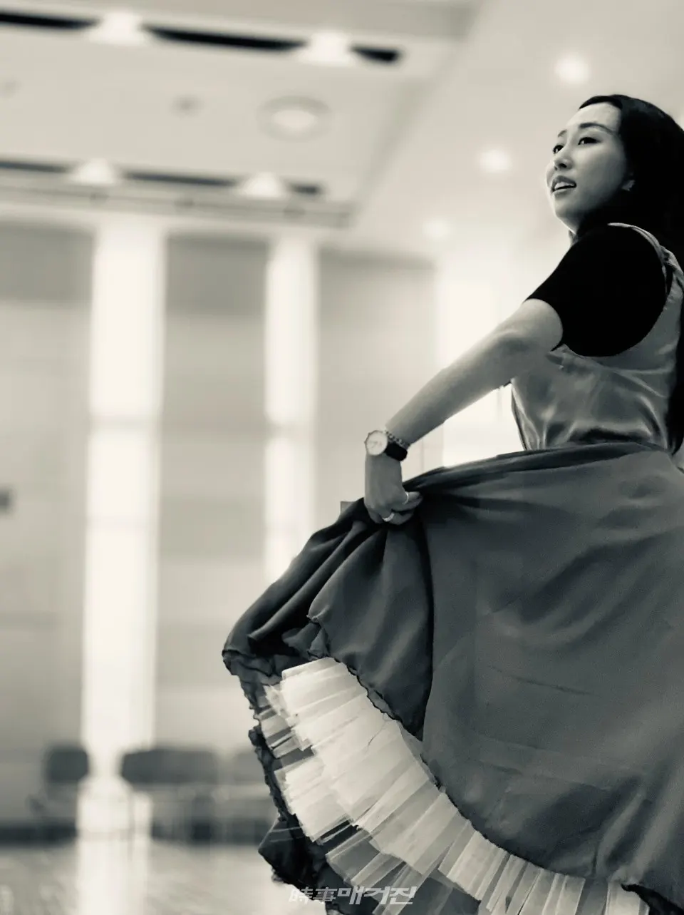 어린 시절 레드 슈즈를 신고 사람들을 홀리고 다닌다는 이유로 마을에서 쫓겨났던 마담 슈즈는... (사진=국립오페라단)