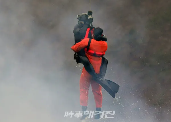 해군특수전전단 해난구조전대(SSU : Sea Salvage&rescue Unit)는 “4일(목) 진해 군항 인근 해상에서 해군6항공전단와 협동 항공구조 훈련을 실시했다”고 밝혔다.사진은 일(목) 진해항에서 실시된 협동 항공구조 훈련에서해난구조대원이  바다에 빠진 익수자를 구조해 해상기동헬기로 옮기고 있다.(사진_해군 작전사령부)