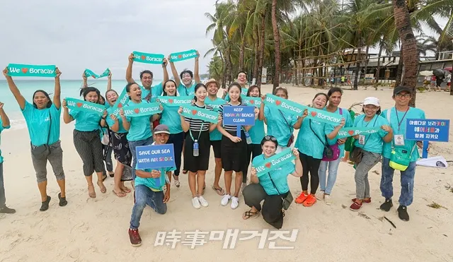 에어서울은 필리핀 보라카이 화이트비치에서 필리핀 관광청 등 현지 주민들과 함께 ‘해양 플라스틱 제로 캠페인’을 진행했다. 사진은 에어서울 캐빈승무원이 보라카이 화이트비치서 환경 보호 캠페인 활동을 펼치고 있다. (사진_에어서울)