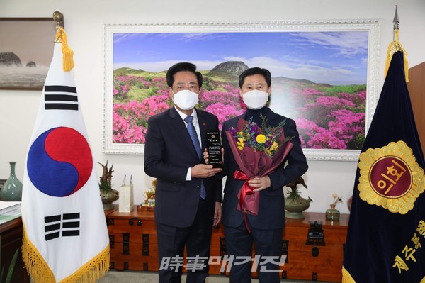 좌남수 제주도의회 의장과 윤오국 회원이 기념 촬영을 하고 있다.