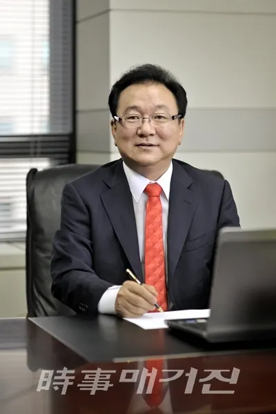 “한국을 대표하는 저축은행으로서 철저한 컴플라이언스 체제를 유지하고 다양한 자금 수요에 대응하여 고객만족을 실현함으로써 한국 경제 발전에 이바지할 수 있도록 노력하겠다”는 윤병묵 대표.