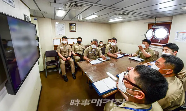 [시사매거진/광주전남=송상교 기자] 5월 1일 전 해군에서 ‘엄정한 군 기강 및 경계작전태세 확립을 위한 특단의 대책 토론회’가 진행된 가운데 1함대 소속 임병래함 장병들이 승조원 식당에서 ‘군기강 확립을 위한 선진화된 해군상 신념화 및 행동화’를 주제로 활발한 토론을 벌이고 있다.(사진_해군1함대)