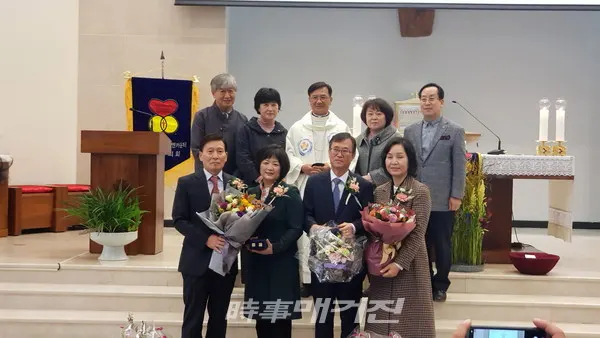 왼쪽 아래부터 시계 반대 방향으로 김성동(미카엘) 이기연(루시아) 부부, 서왕석(마태오) 박재진(세실리아) 부부, 한국ME 대표 방효붕(스테파노) 김연옥(데레사) 부부, 서울ME 대표팀 이철학(바오로)신부, 김선곤(세례자요한) 김선금(카타리나) 부부(사진_박희윤 기자)