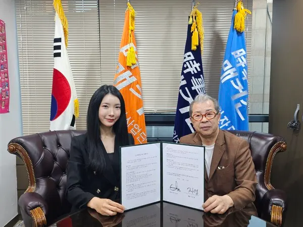 월리테라피 이지영 대표(좌)와 시사매거진 김길수 발행인이 업무협약을 체결하고 기념촬영을 하고 있다. (사진_시사매거진)