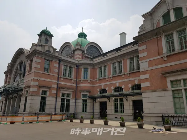 일제강점기 때 일본 도쿄와 시모노세키-조선의 부산과 서울역-중국 만주 등지로 이어지는 3개국 일제 수탈의 통로로 설치된 ‘서울역(현 문화역서울284)’은 대륙의 중간 기지역일 뿐만 아니라 국제역이라는 수식어를 달고 있기도 하다.