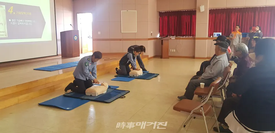 성산읍 의용소방대 심폐소생술 강사들이  심폐소생술 시범을 보이고 있다.(사진 고기봉 제공)