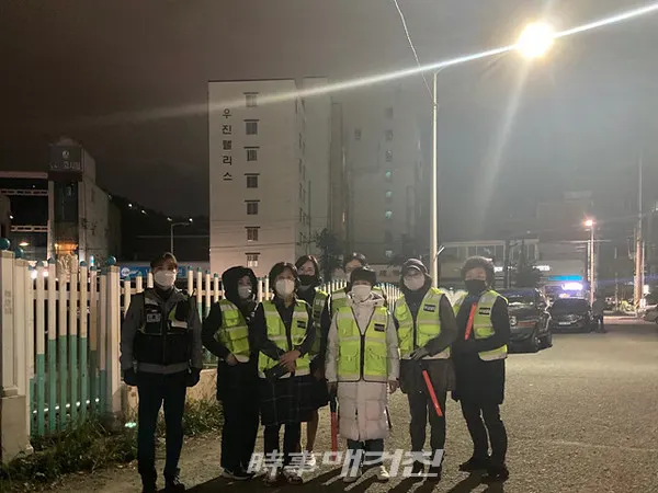 목포시는 "신흥동 새마을부녀회에서 지난 23일 하당지구대와 연계하여 야간 방범순찰 활동을 전개했다"고 27일 밝혔다.(사진_목포시청)