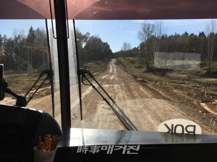 끝없이 이어지는 비포장도로 (사진=극단 낯선사람, PLAY BUS 세계공연유랑프로젝트)