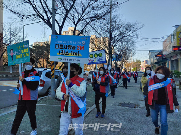 목포시는 “부흥동 주민자치위원회 및 통장협의회에서 지난 25일 둥근공원 꽃무릇 식재 및 마스크쓰기 캠페인을 전개했다”고 27일 밝혔다.(사진_목포시청)