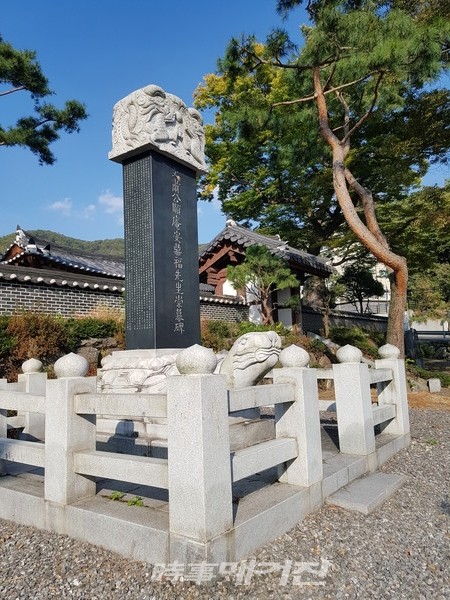 이택재의 우측에는 1995년에 건립된 ‘문숙공순암안정복선생숭모비’와 ‘안정복강학소터’라는 표석이 세워져 있다.