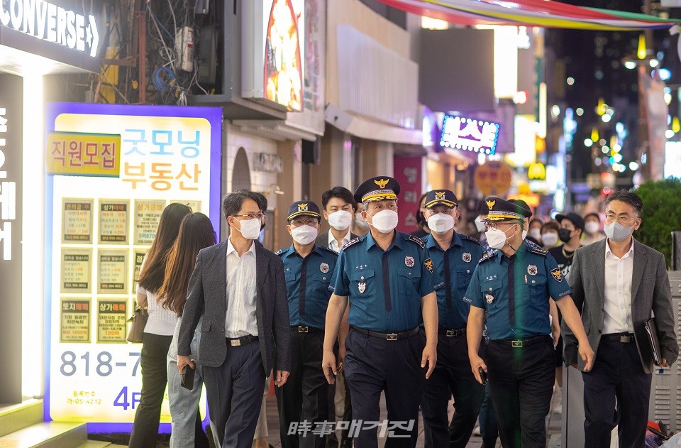 이규문 경찰청장이 부산지역의 사회적 거리두기 강화에 따라 첫날인 19일 오후 8시부터 서면 유흥 밀집지역에 대한 방역실태 현장 점검에 나섰다.(사진_부산경찰청)