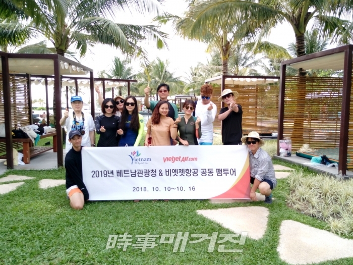 푸꾸옥의 솔비치(SolBeach) 리조트에서 이번 팸투어 답사 일행들이 기념촬영을 가지고 있다.