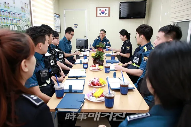 전남지방경찰청 김남현청장은 추석 명절을 앞두고 특별치안활동 추진 사항 점검 및 현장근무자를 격려하기 위해 11일(수) 목포경찰서 하당지구대를 방문했다.(사진_전남지방경찰청)