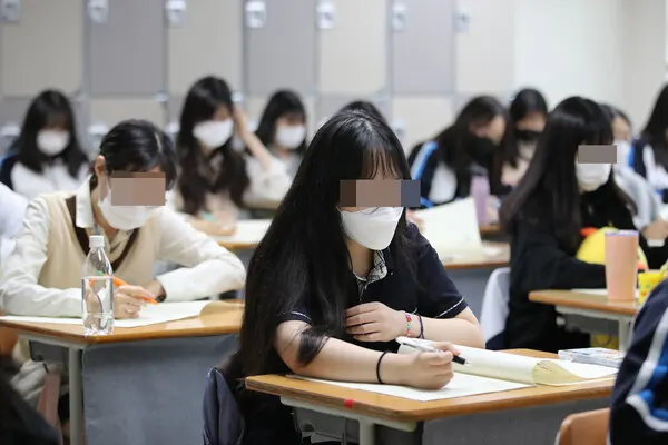 한 고등학교에서 고3수험생이 그동안 닦은 실력을 발휘하며 모의고사 시험문제를 풀고 있다.